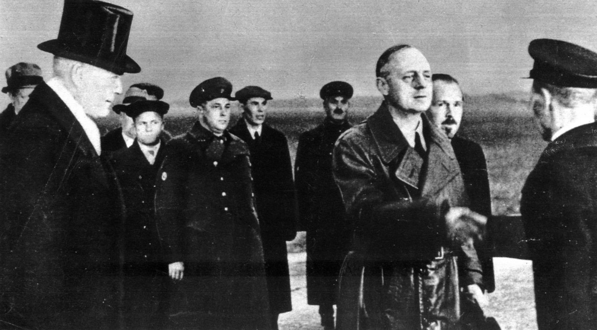 Ký kết hiệp ước Xô – Đức, bảo đảm quyền hạn Liên Xô nhập thế bị xa lánh (1939)
