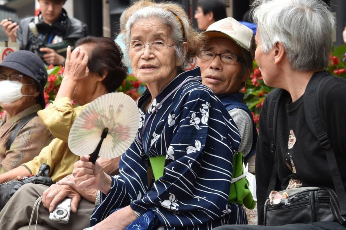 Giải đáp chi tiết: Một trong mỗi hiệu quả tích vô cùng vì thế tổ chức cơ cấu dân sinh già nua mang lại mang đến Nhật Bản là?