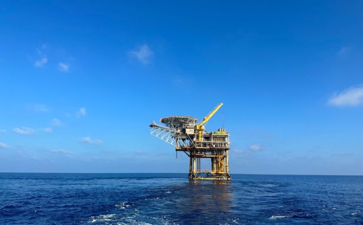Hai bể dầu khí có trữ lượng lớn nhất ở thềm lục địa biển Đông nước ta là?